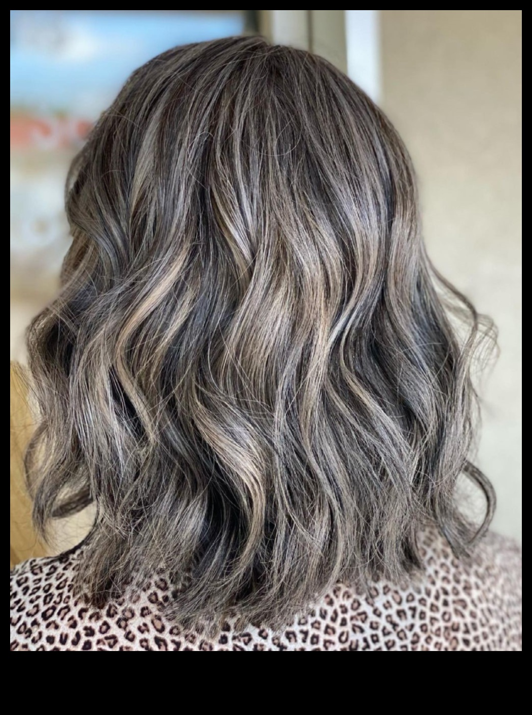 Graciozi apskaujiet savus sudrabotos matus, pārejot uz pelēkumu 2 Pāreja uz pelēku: gracioza un eleganta sudraba matu krāsa