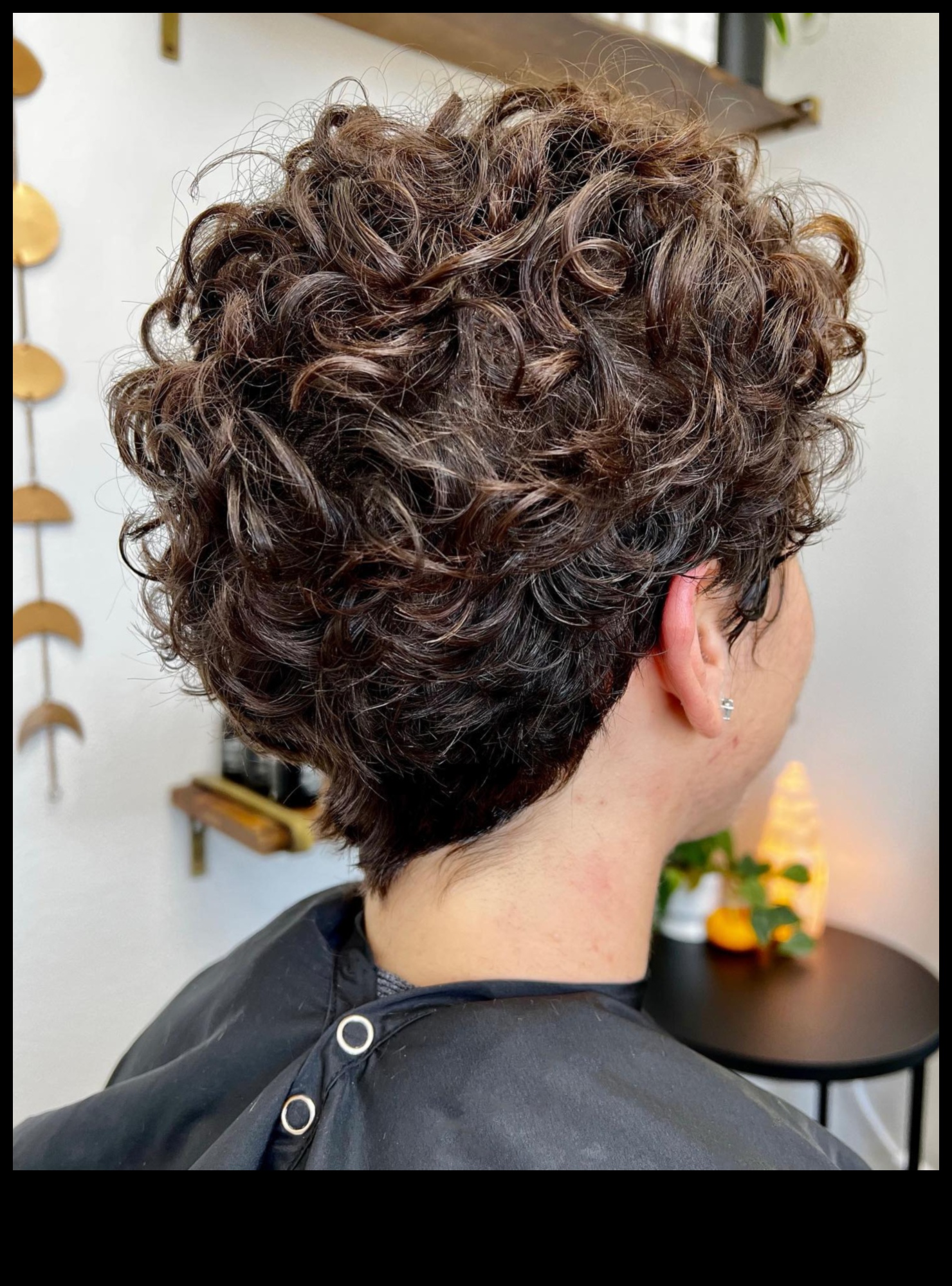 Rotaļīgas laumiņu cirtas: īsas un piesātinātas frizūras jautram izskatam